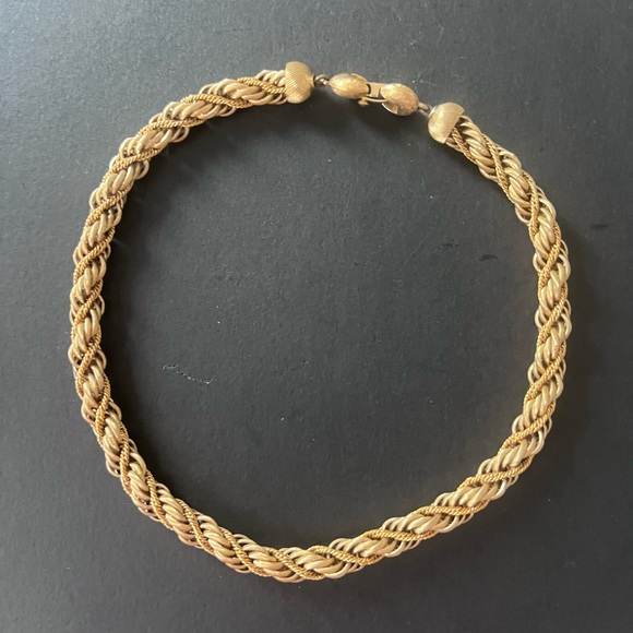 Vintage Monet gold toned necklace - Picture 1 of 2